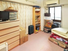 【東京都/板橋区大谷口北町】中板橋第2ローヤルコーポ 5.4帖洋室。収納スペース有り。