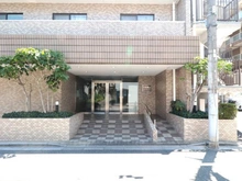 【東京都/板橋区大谷口北町】中板橋第2ローヤルコーポ エントランスはスロープ付きのため、ベビーカーや車いすでの出入りがスムーズにできます