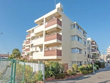 【東京都/町田市森野】町田パークハイツ 外観：白とブラウンの外観！植栽の緑と歩道のレンガとのハーモニー