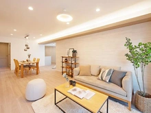 【東京都/町田市森野】町田パークハイツ 長いアクセント壁が空間の軸をつくり、奥行き感を強調。アートや収納を並べても統一感が出ます。