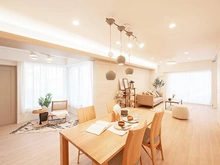 【東京都/町田市森野】町田パークハイツ 18.2帖のLDは家具配置の自由度が高く、横長で採光が豊富です。