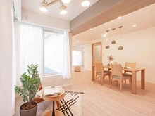 【東京都/町田市森野】町田パークハイツ 角窓で採光が豊富。二方向から柔らかな自然光が入りサンルーム的コーナーが作りやすいのも強みです。