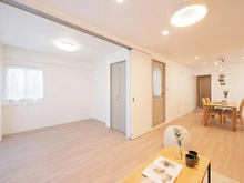 【東京都/町田市森野】町田パークハイツ 可動間仕切りで瞬時に切り替え可能。リビングと一体にして広く、来客時や就寝時は個室化が可能です。