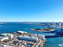 【神奈川県/横浜市神奈川区栄町】ザ・ヨコハマタワーズ バルコニーからの眺望・横浜港方面。みなとみらいの花火大会だけでなく各所で開催の花火大会も楽しみ。