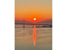 【神奈川県/横浜市神奈川区栄町】ザ・ヨコハマタワーズ バルコニーよりベイブリッジ越しに朝日を望む