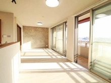 【東京都/調布市富士見町】マイキャッスル調布深大寺 バルコニーから明るい陽光がたっぷりと入り込むLDK。