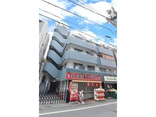 【東京都/目黒区鷹番】セザール学芸大学 外観：最上階・角部屋の住戸。駅までは徒歩１分の距離で、毎日の通勤通学に便利です。