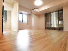 【東京都/中央区新川】シティハウス東京八重洲通り 南東側と南西側に窓がある明るいリビングです