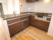 【東京都/中央区新川】シティハウス東京八重洲通り 家事の動線が短く使い勝手の良いL字型キッチンです。ビルトイン食洗器付