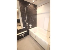 【東京都/中央区新川】シティハウス東京八重洲通り ミストサウナ・暖房・換気・乾燥機能付きのオートバスです。多世代に対応した低床型の保温浴槽です