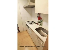【東京都/文京区根津】ダイナシティ文京根津 キッチンは約2.6帖。背面には小窓もついており、換気も良好です。※CGにより家具消し加工済