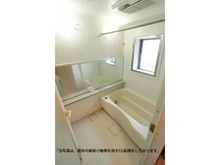 【東京都/文京区根津】ダイナシティ文京根津 小窓付きのバスルームは浴室換気乾燥機付きで、カビの予防にも※CGにより家具消し加工済