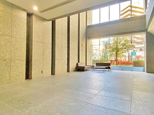 【埼玉県/川口市本町】キャメリアタワー川口 二層吹き抜けの開放感あふれるエントランスホール。
