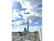 【東京都/墨田区京島】ライオンズマンション曳舟 洋室側ルーフバルコニーからの眺望　スカイツリーが目の前に望めます