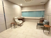 【東京都/墨田区緑】オーベルアーバンツ両国 ゆったり寛げるソファ設置のラウンジ仕様。居住者同士の交流やリラックスタイムに最適