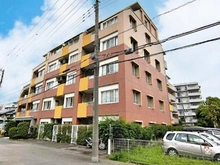 【東京都/府中市押立町】リビオ武蔵野台ヴェールフィーネ 外観：戸建て感覚の専用庭付。ガーデニングやお子様とプール遊び等、庭付ならではの楽しみ方のできる住戸です。