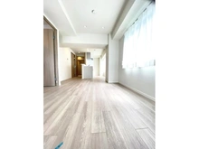 【東京都/文京区千石】ユニー千石 １階はタイル貼りで、上階とのコントラストが目を引くデザインの外観。