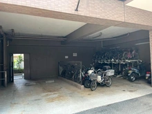 【埼玉県/朝霞市本町】ライオンズマンション朝霞本町第2 天候によるサビなどの劣化防止にもなる敷地内駐輪場！