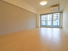 【埼玉県/和光市本町】シーアイハイツ和光 明るいベージュのフローリングに心地のいい日差しが入る優しい雰囲気のリビング