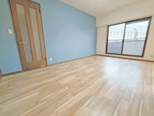 【埼玉県/和光市新倉】レーベンハイム和光 青系のアクセントクロスが、室内をお洒落な雰囲気に演出。