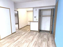 【埼玉県/和光市新倉】レーベンハイム和光 家族が共用で使えるリビング収納あり！ミニカウンターもあるので、鍵や郵便物の一時置き場に便利です。