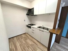 【埼玉県/和光市新倉】レーベンハイム和光 お料理に集中したい方向けの独立キッチン吊戸棚があり、収納力があります。