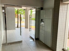【東京都/板橋区前野町】キャニオングランデ見次公園 ワイドなガラス壁を採用しているので明るく開放感のあるエントランスです
