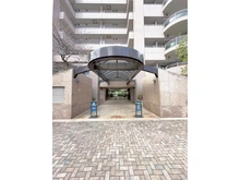 【東京都/足立区千住曙町】シテヌーブ北千住30 気品あるエントランスに備わるオートロックが住まいの安全を守ります。