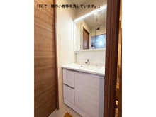【東京都/荒川区荒川】ダイアパレス三ノ輪 三面鏡付き洗面化粧台を採用。収納力も備え、身支度やお手入れを快適に行える洗面です。家具消し加工済