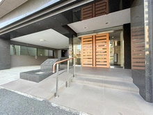 【東京都/江戸川区中葛西】バームステージ葛西 重厚感溢れるエントランスが住まう方を優雅に迎えます。グレード感のある迎賓空間が日々の暮らしを彩ります