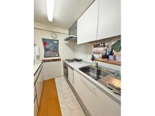 【東京都/江東区枝川】ルネプライディア お料理をしながら会話が出来る対面式カウンターキッチン。吊戸棚付きで収納豊富。