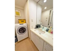 【東京都/江東区枝川】ルネプライディア 洗面所にはリネンがしまえる収納がございます。