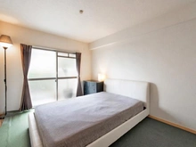 【東京都/荒川区荒川】グリーンコーポ町屋 ベッドを置いても充分の広さを確保できる洋室です。収納スペースもありお部屋を広々とご利用いただけます。