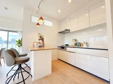 【東京都/台東区上野】パレステージ上野 リビングになじむすっきりとしたデザインのキッチン。人造大理石天板、オールインワン浄水器付き