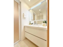 【東京都/台東区上野】パレステージ上野 ボール一体成型カウンターのスタイリッシュな洗面台。シングルレバーシャワー水栓、三面鏡裏収納