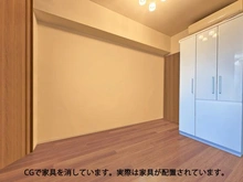 【東京都/台東区東上野】パークホームズ上野 約4帖の居室です。LDKとは間仕切りによって開閉も可能。収納もついております。