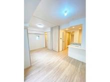 【東京都/台東区上野】リストレジデンス上野黒門町 約9.3帖のリビングダイニング。間仕切りを開放することで、お隣の洋室と一体化して広々とした空間に