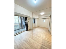 【東京都/台東区上野】リストレジデンス上野黒門町 約9.3帖のリビングダイニングは南側はバルコニーに面しており、陽当たり良好です。