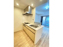 【東京都/台東区上野】リストレジデンス上野黒門町 オープンタイプのシステムキッチンには、食器洗浄機、浄水器も備わって、家事を効率的に行えます。