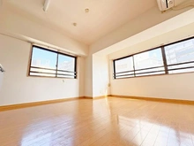 【東京都/台東区浅草】レガリアシティ浅草リバーサイド 約10.6帖のLDKは、2面採光。特に東側は開放部が広く、たっぷりと光が差し込みます。