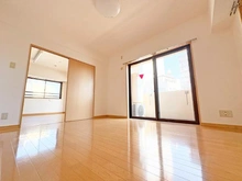 【東京都/台東区浅草】レガリアシティ浅草リバーサイド 約6.9帖の洋室は東側はバルコニーに面しております。南側にも窓があり陽当たりも通風も良好です。