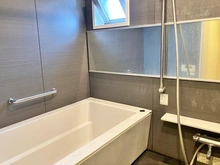 【東京都/台東区小島】アクタージュ新御徒町 落ち着いた内装のバスルーム。窓付きで換気良好、ゆったり浴槽で一日の疲れを癒せます。