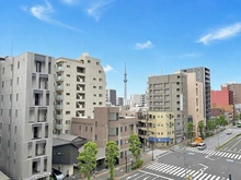 【東京都/台東区竜泉】グリーンパークミノワ バルコニーから東京スカイツリーを望む、都心ならではの眺望が魅力です。