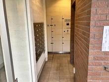 【東京都/立川市錦町】エンゼル立川ザ・ハウス 外出中でも荷物を受け取れる宅配ボックスを設置。再配達の手間がなくなり、忙しい毎日をしっかりサポート。