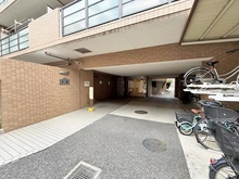 【東京都/荒川区東尾久】メイツ町屋 毎日のお出かけはこちらから。安心のオートロックシステム採用。便利な宅配ボックスあり。