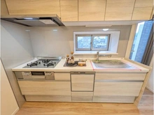 【東京都/板橋区坂下】シャリエ志村三丁目 収納力のあるシステムキッチン！３口コンロと食洗器付きなので家事効率もあがりそうです