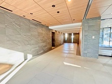【東京都/足立区新田】クレアホームズ王子神谷TOKYO エントランスホール　外出時でも宅配便を受取れる宅配ボックス完備、クリーニングの受け渡しもおこなえます