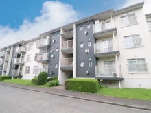 【神奈川県/横浜市旭区東希望が丘】希望ヶ丘グリーンハイツ 外観：周辺には戸建て住宅や低層マンションがゆったりと建っており、緑に恵まれた静かで落ち着いた住環境です。