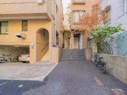 【東京都/港区麻布台】麻布台3丁目　戸建 アプローチ：中央、奥の建物