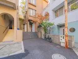 【東京都/港区麻布台】麻布台3丁目　戸建 アプローチ：中央、奥の建物